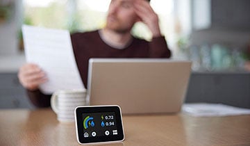 Bluetooth Programmable thermostat saves energy