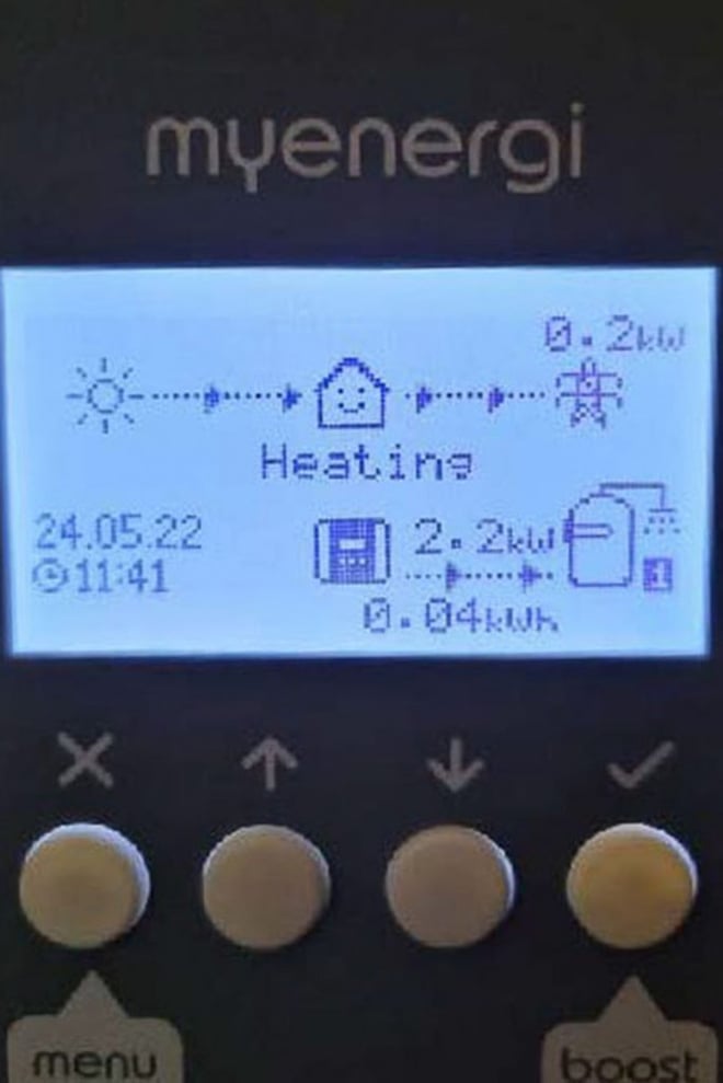 Morley-Heating_Eddi-screen-showing-2.2kW-to-immersion-0.2kW-to-grid-1-683x1024