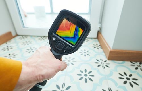 Checking floor with thermal camera