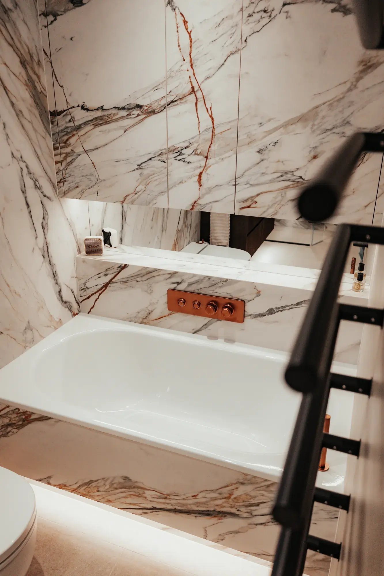 kallums-luminous-heaven-london-bathroom-bath-black-towel-bars-mirrored-cabinet