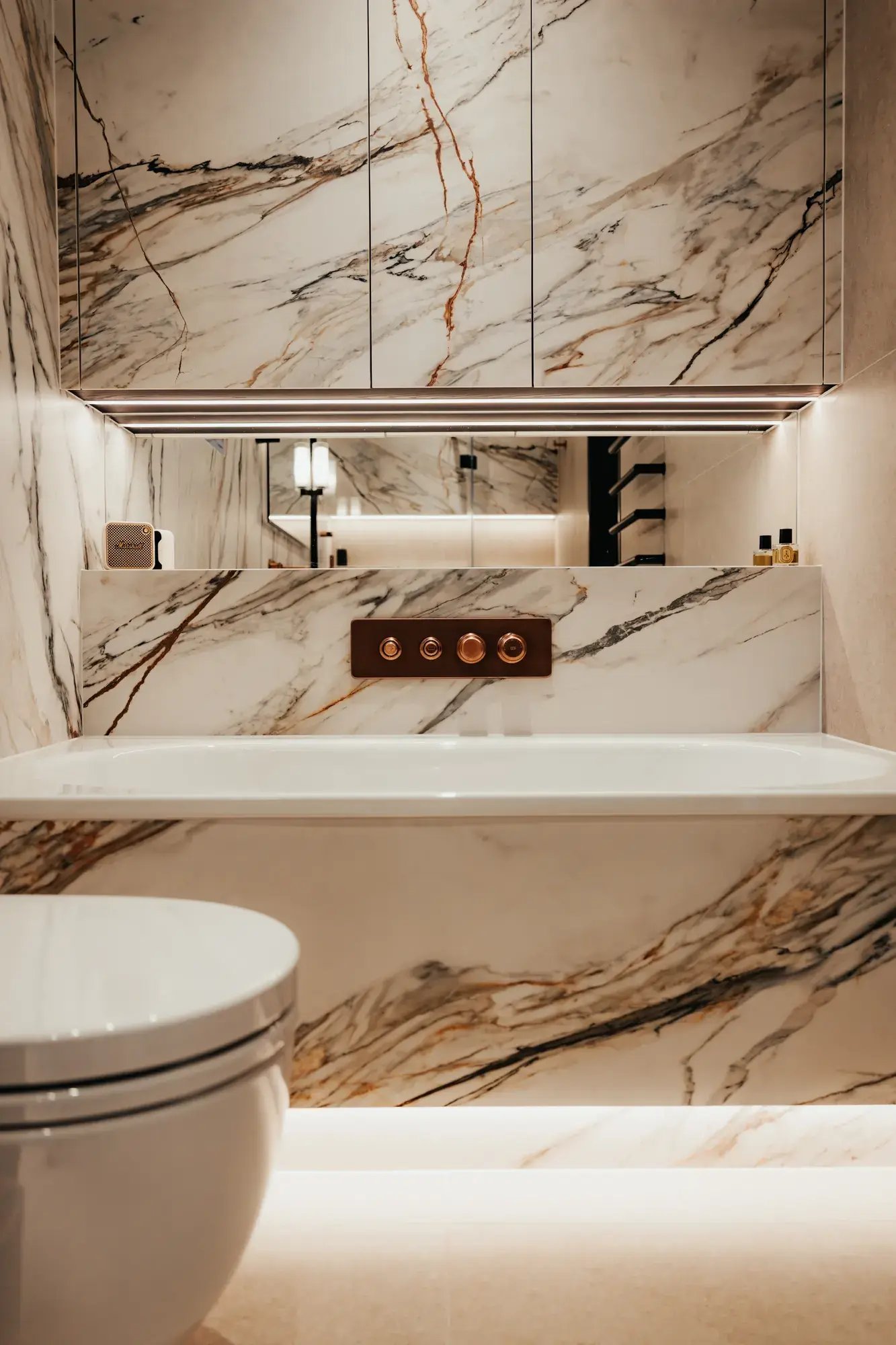 kallums-luminous-heaven-london-bathroom-bath-wall-hung-toilet-mirrored-cabinet