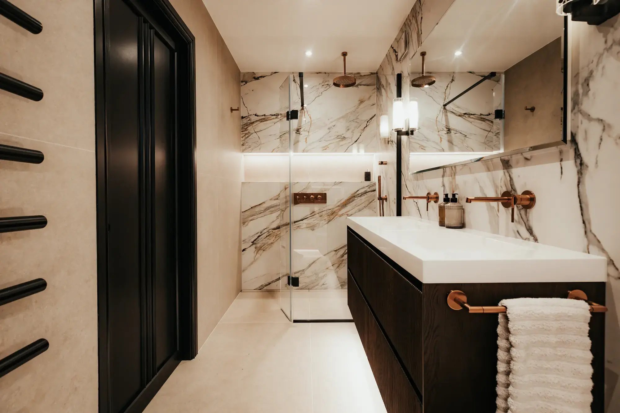 kallums-luminous-heaven-london-bathroom-black-towel-bars-floating-vanity-marble-walls