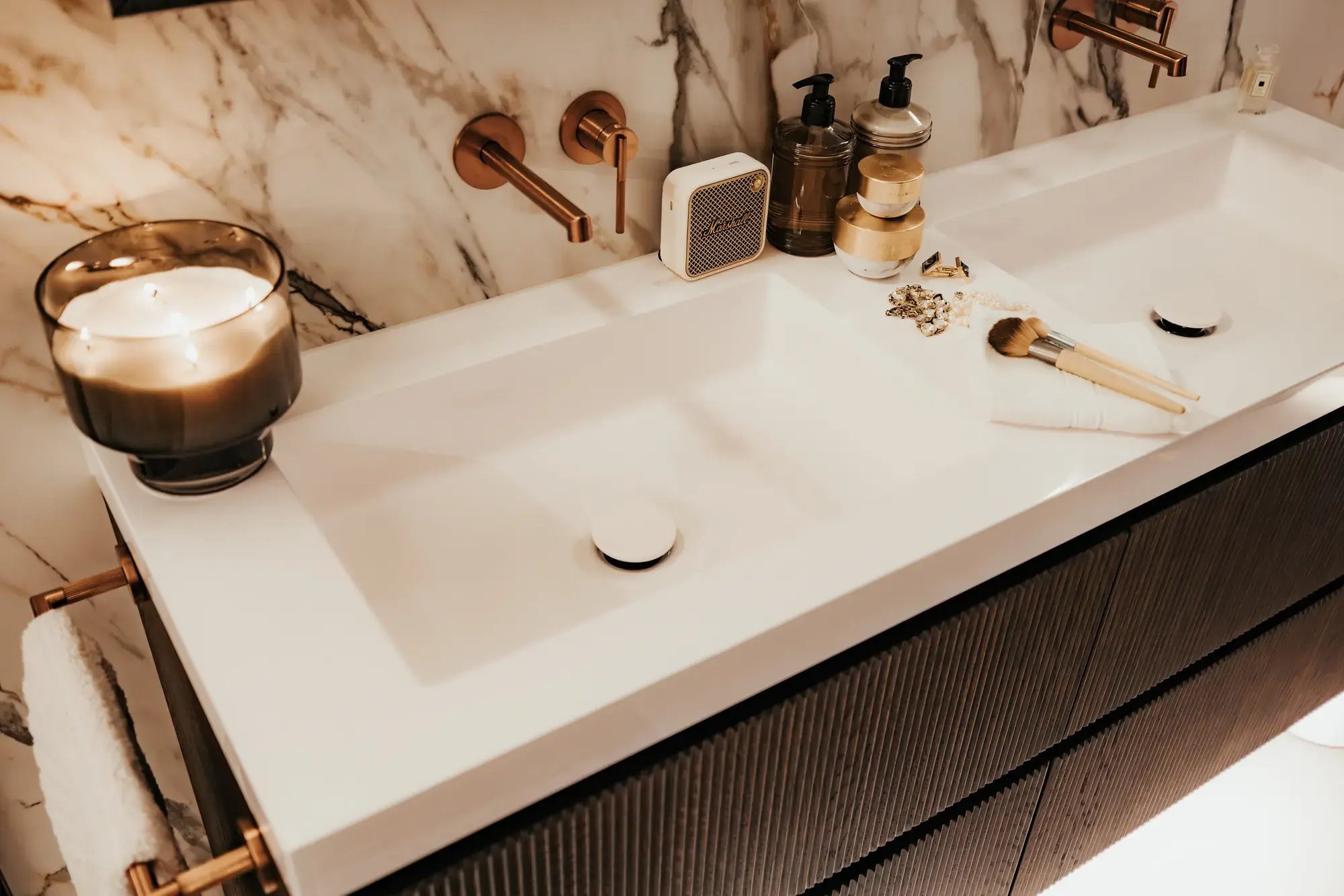 kallums-luminous-heaven-london-bathroom-integrated-basin-copper-wall-tap-detail