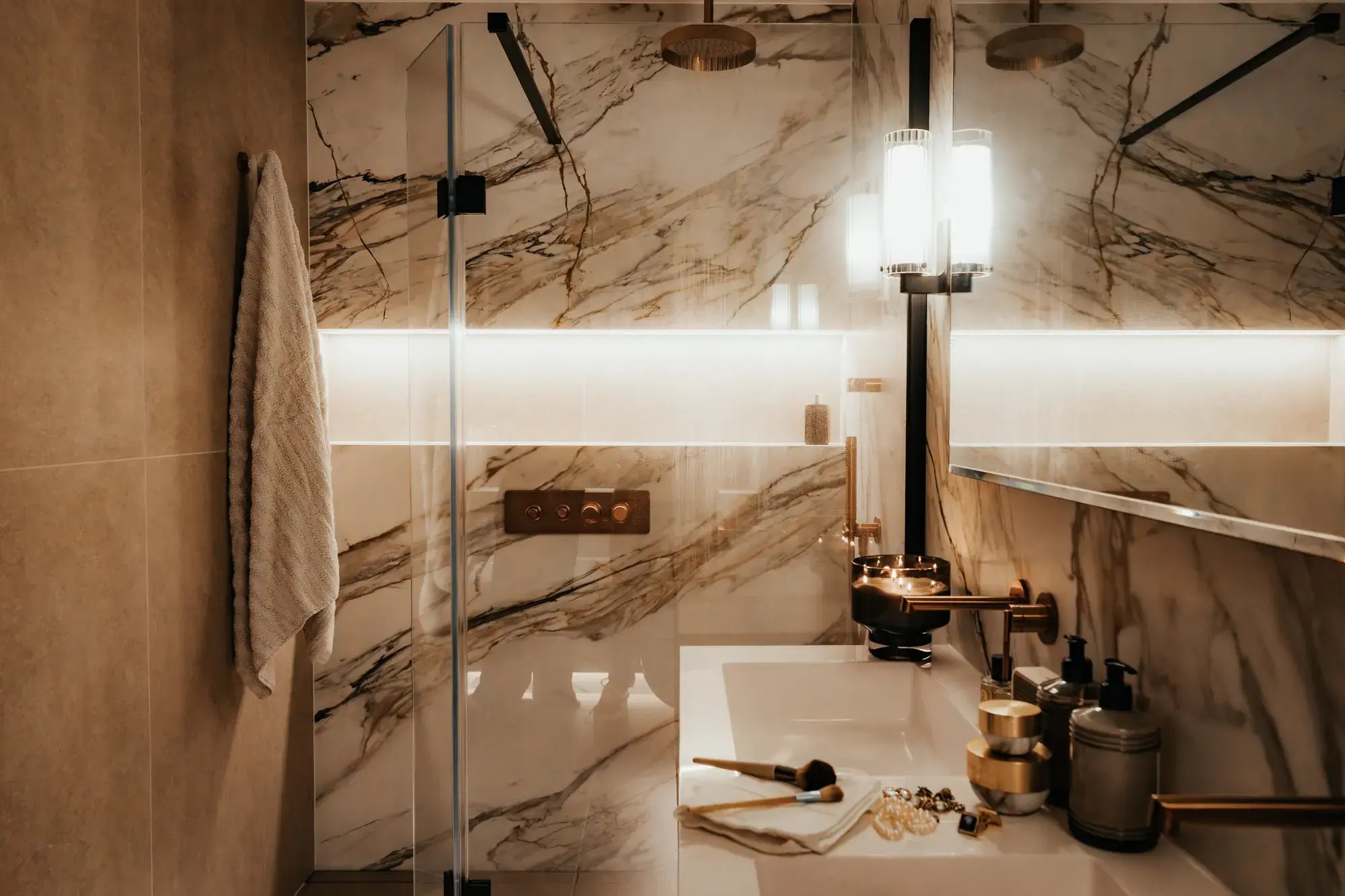 kallums-luminous-heaven-london-bathroom-marble-effect-shower-bath-recess-lighting