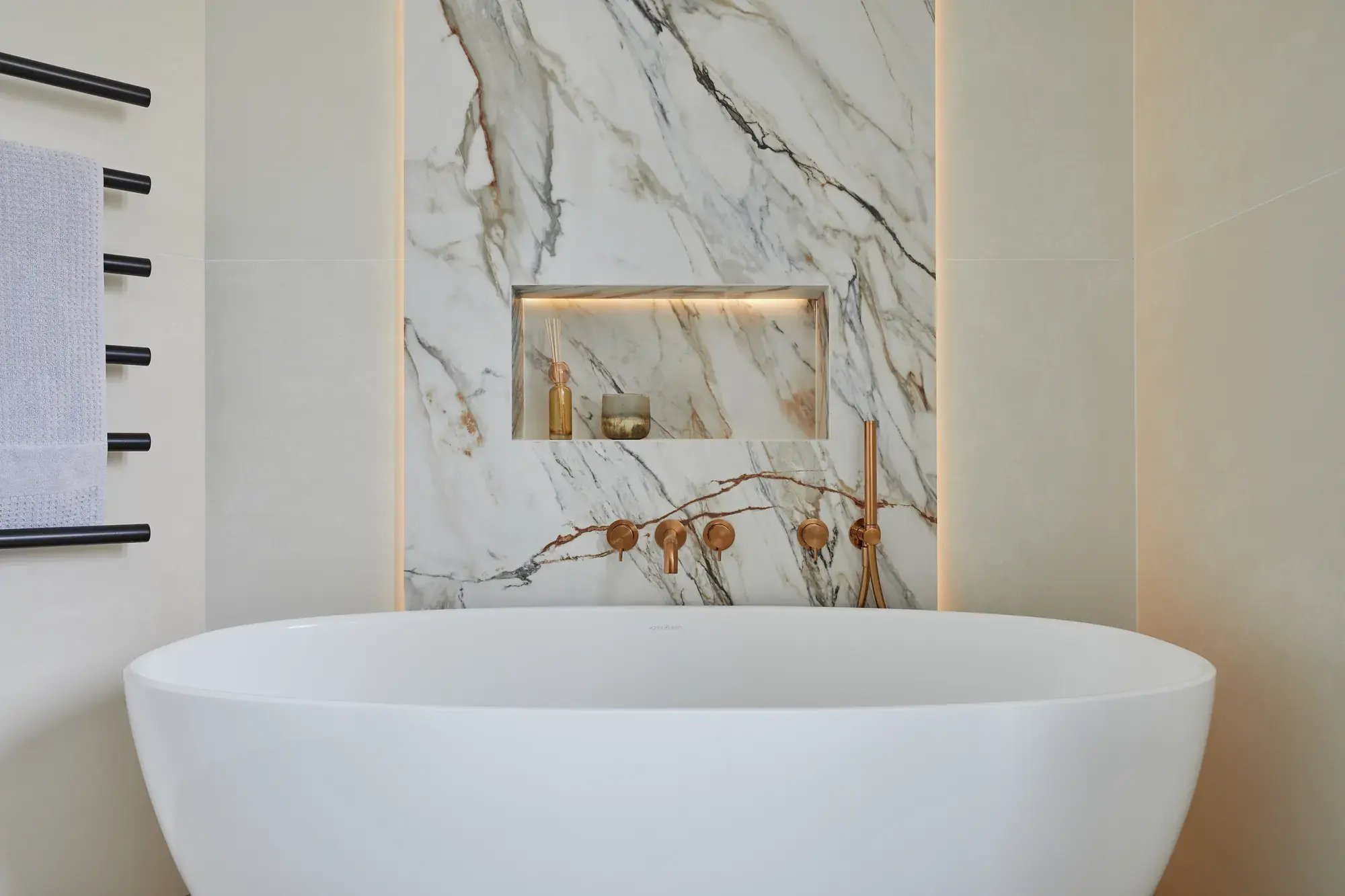 kallums-west-london-bathroom-bath-niche-black-towel-bars-landscape