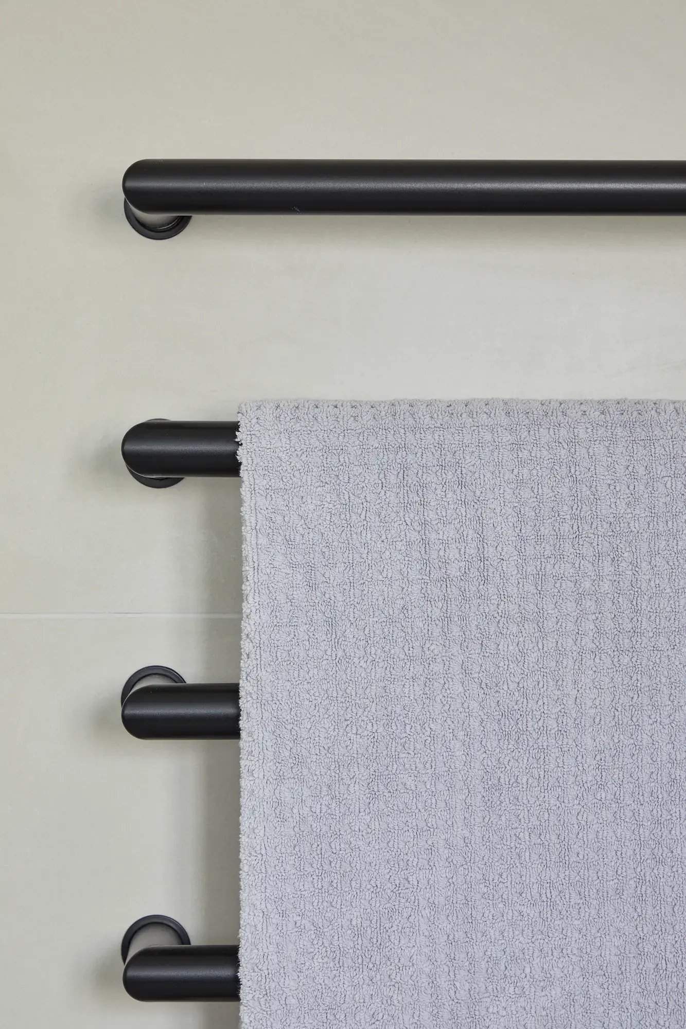 kallums-west-london-bathroom-black-towel-bars-grey-towel-detail-a