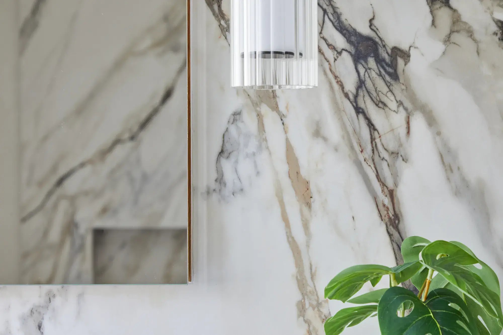 kallums-west-london-bathroom-marble-wall-fluted-wall-light-detail