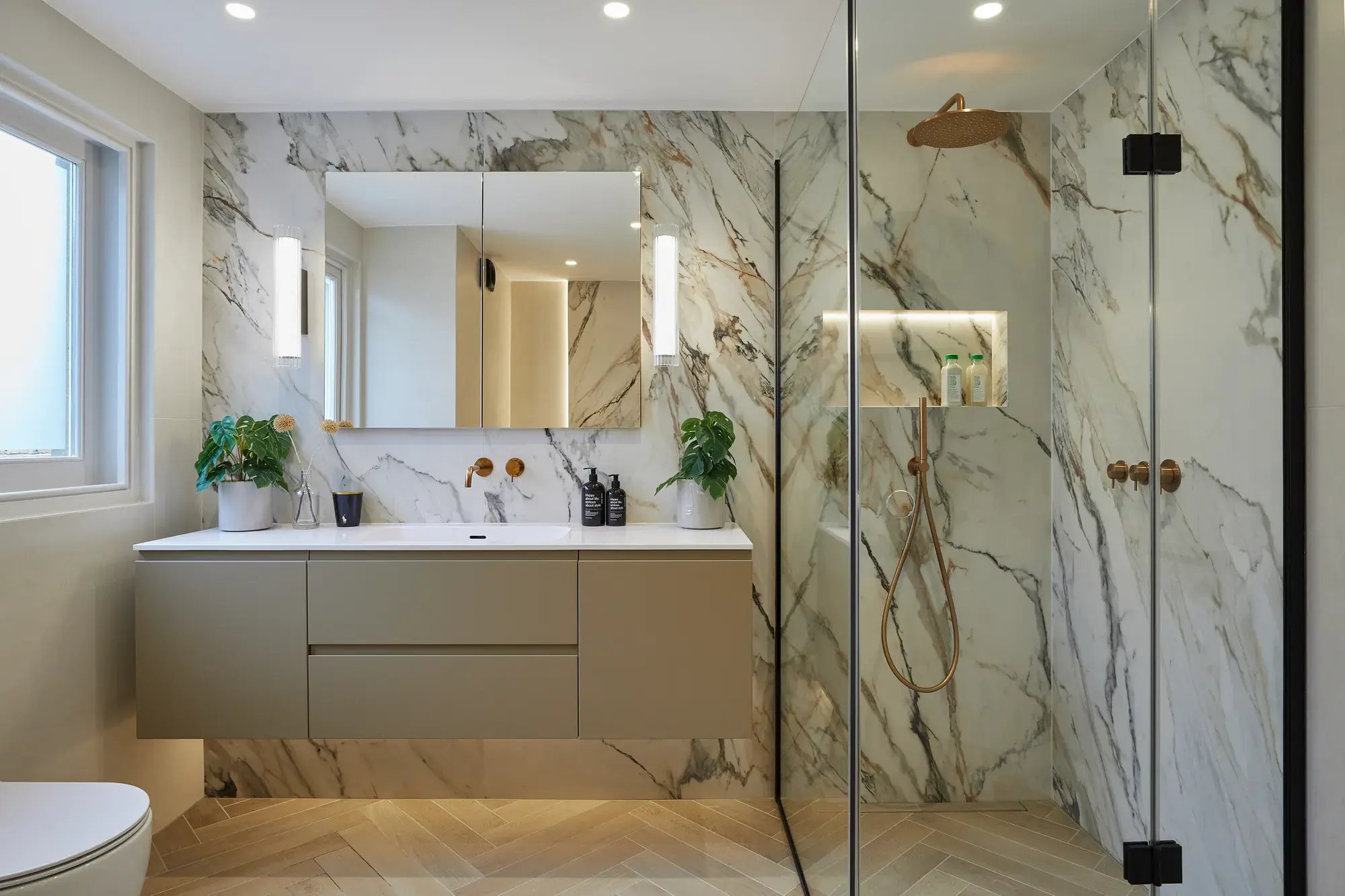 kallums-west-london-bathroom-vanity-mirrored-cabinet-shower-niche